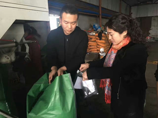 帶著我們的友誼，發(fā)向豐收的貨車